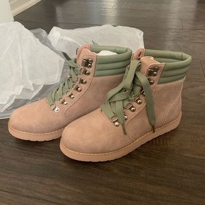 Fall/winter boots. Size 6. Never worn.
